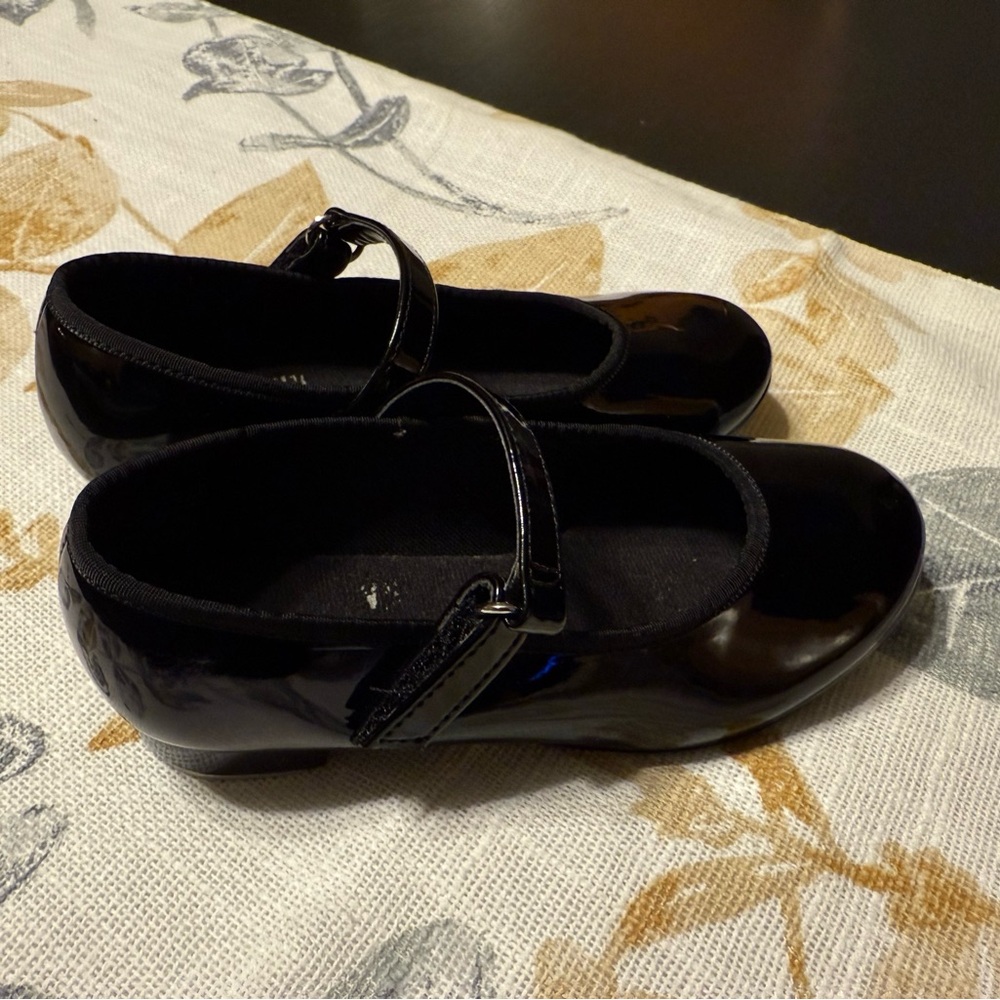 Tap shoes, toddlers size 9 1/2, black patent leather 4